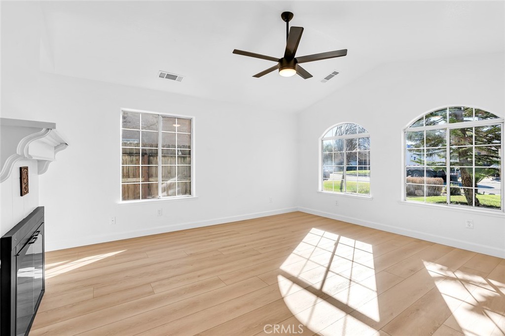 906 Don Medico Dr, Hanford, CA 93230