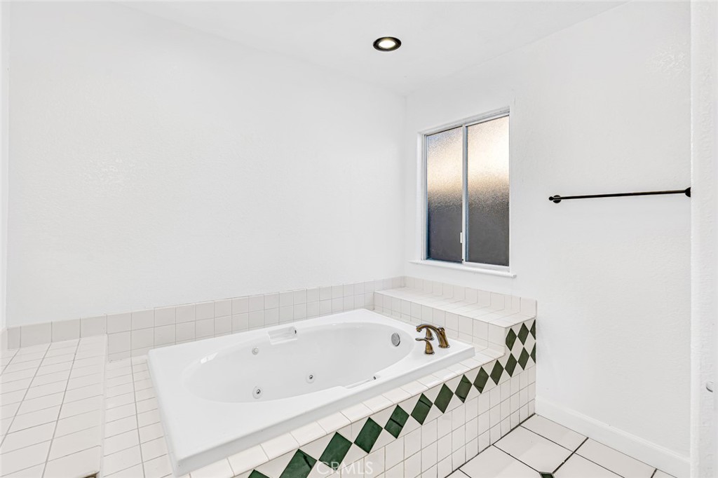 906 Don Medico Dr, Hanford, CA 93230