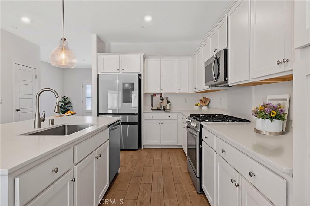 1754 N Aster Lake Rd, Hanford, CA 93230