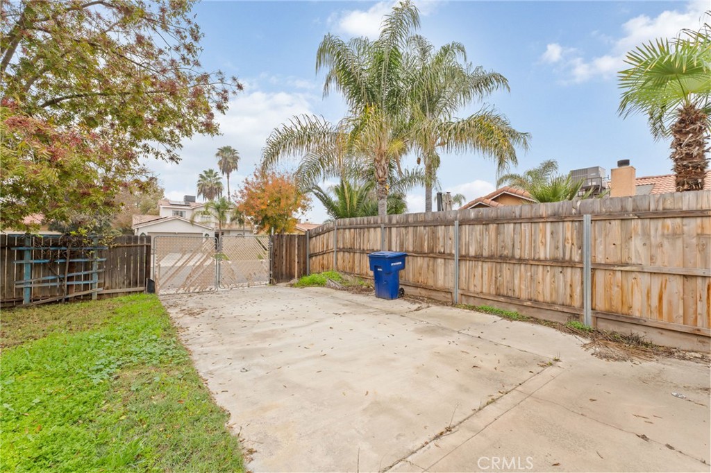 952 Upp Ct, Hanford, CA 93230