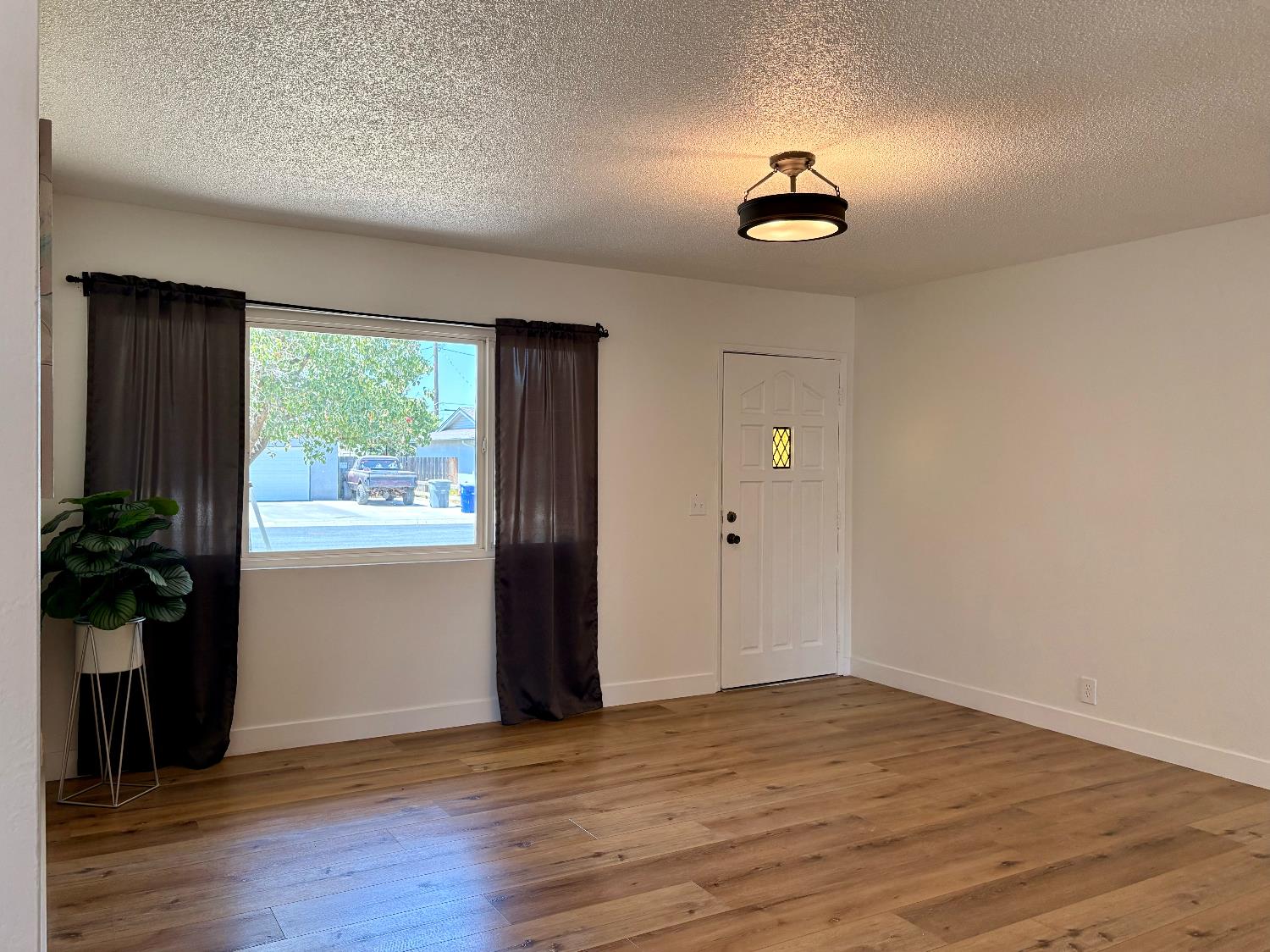 10153 Martin Rd, Hanford, CA 93230