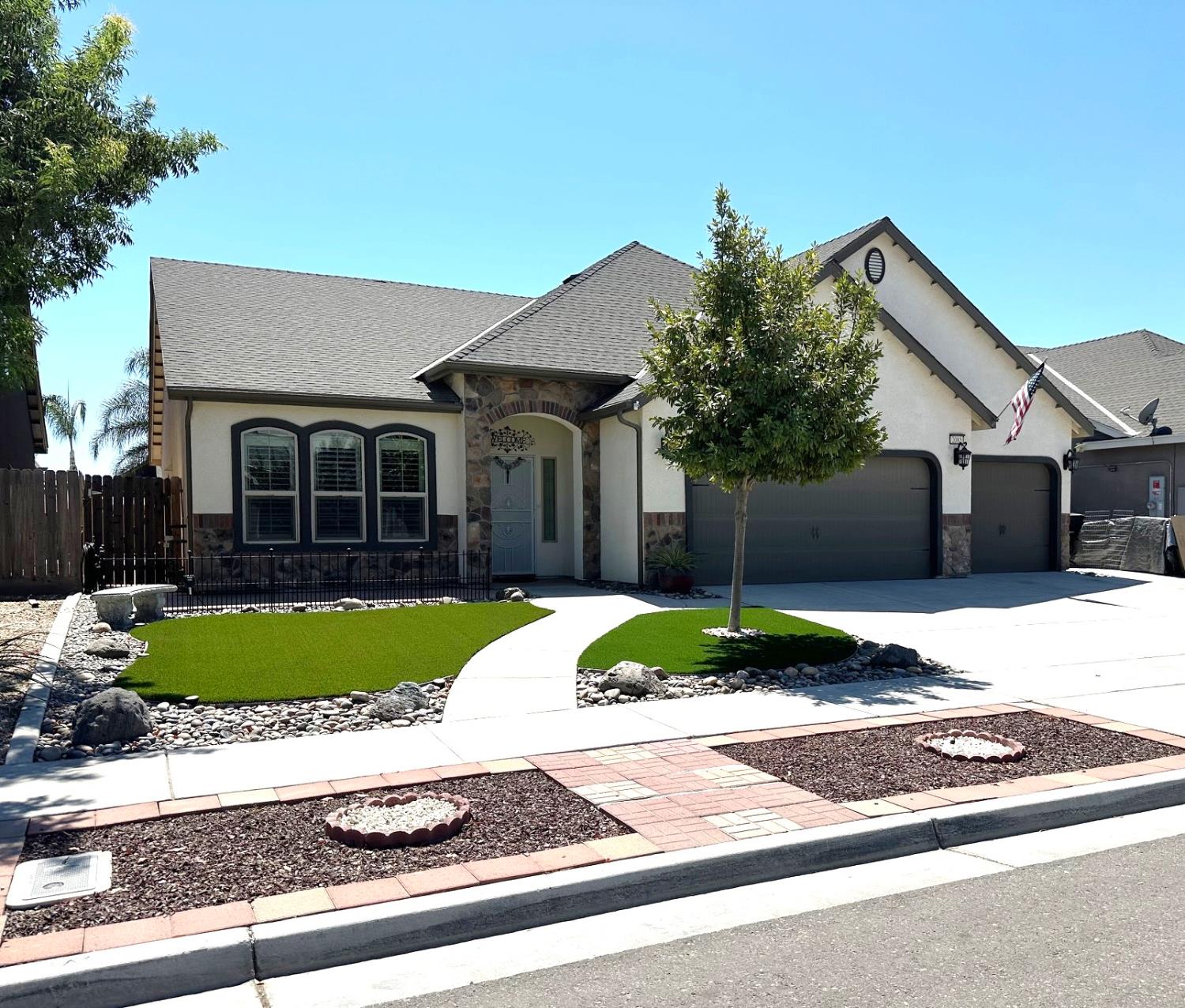 2085 W Bryman St, Hanford, CA 93230