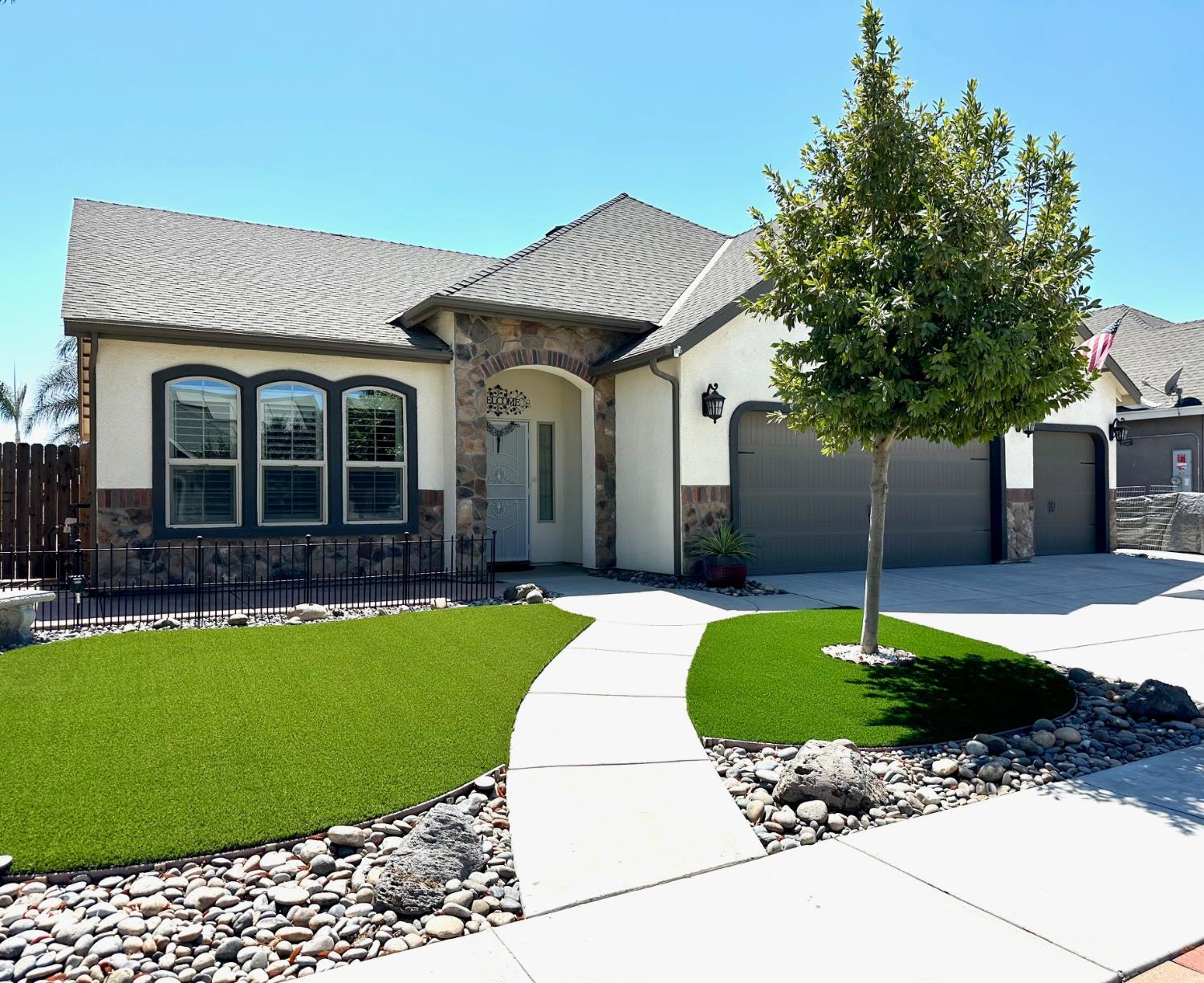 2085 W Bryman St, Hanford, CA 93230