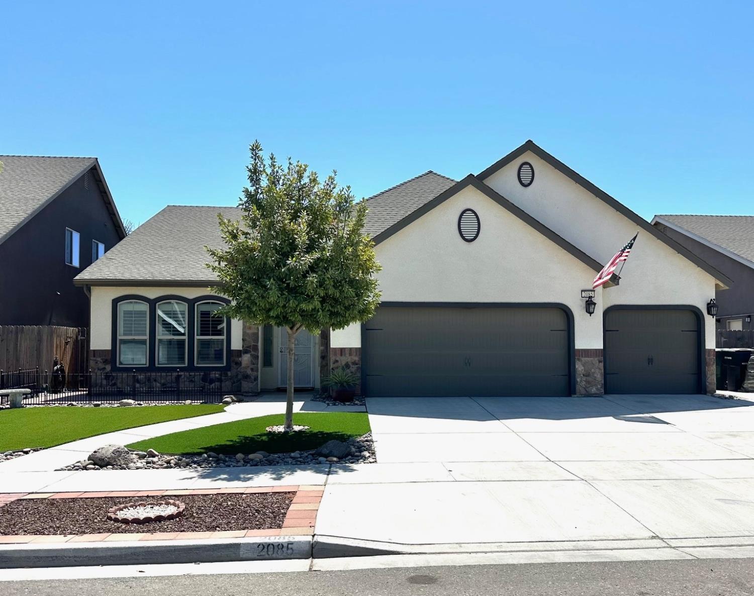 2085 W Bryman St, Hanford, CA 93230
