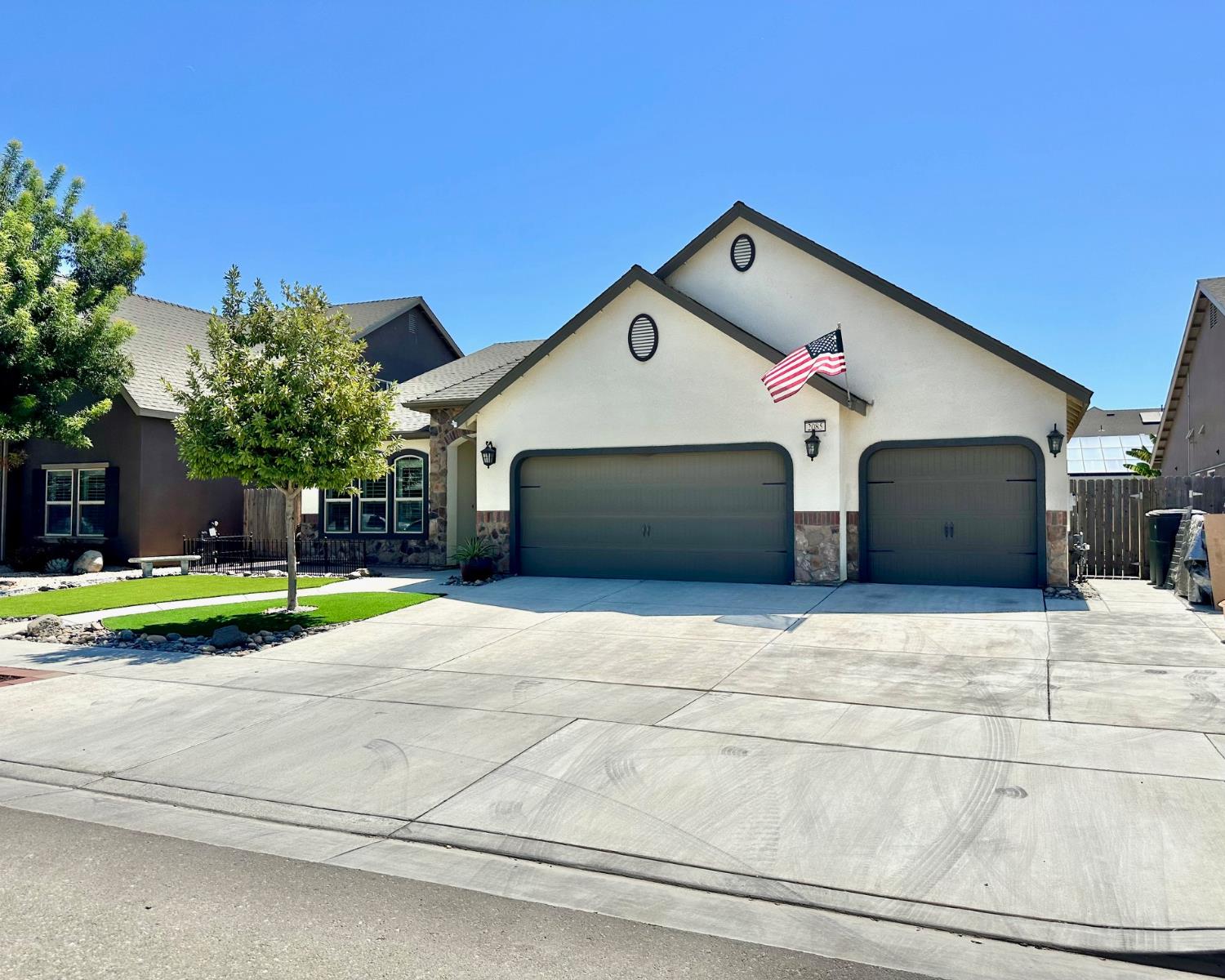 2085 W Bryman St, Hanford, CA 93230