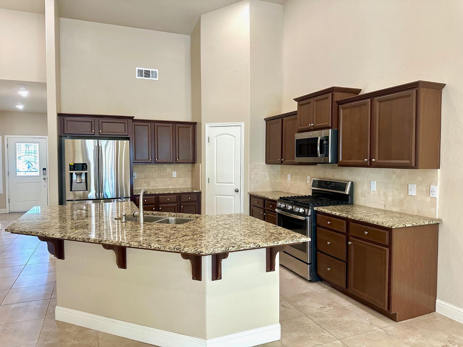 2085 W Bryman St, Hanford, CA 93230