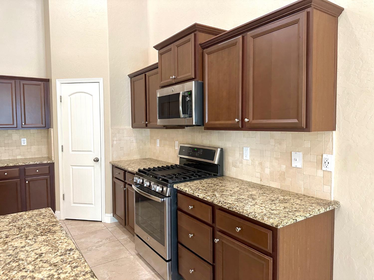 2085 W Bryman St, Hanford, CA 93230