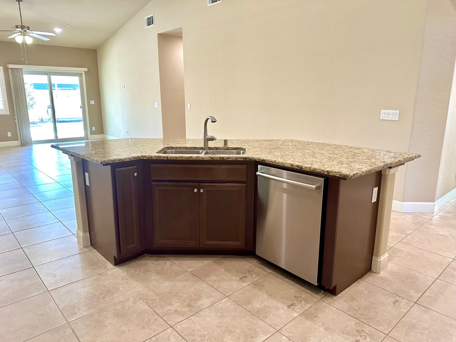 2085 W Bryman St, Hanford, CA 93230