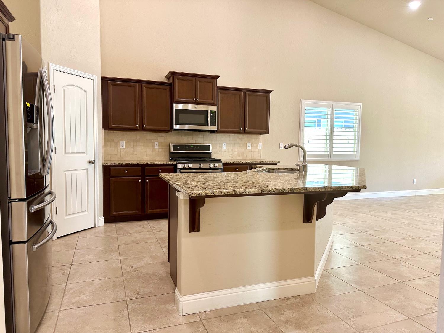 2085 W Bryman St, Hanford, CA 93230