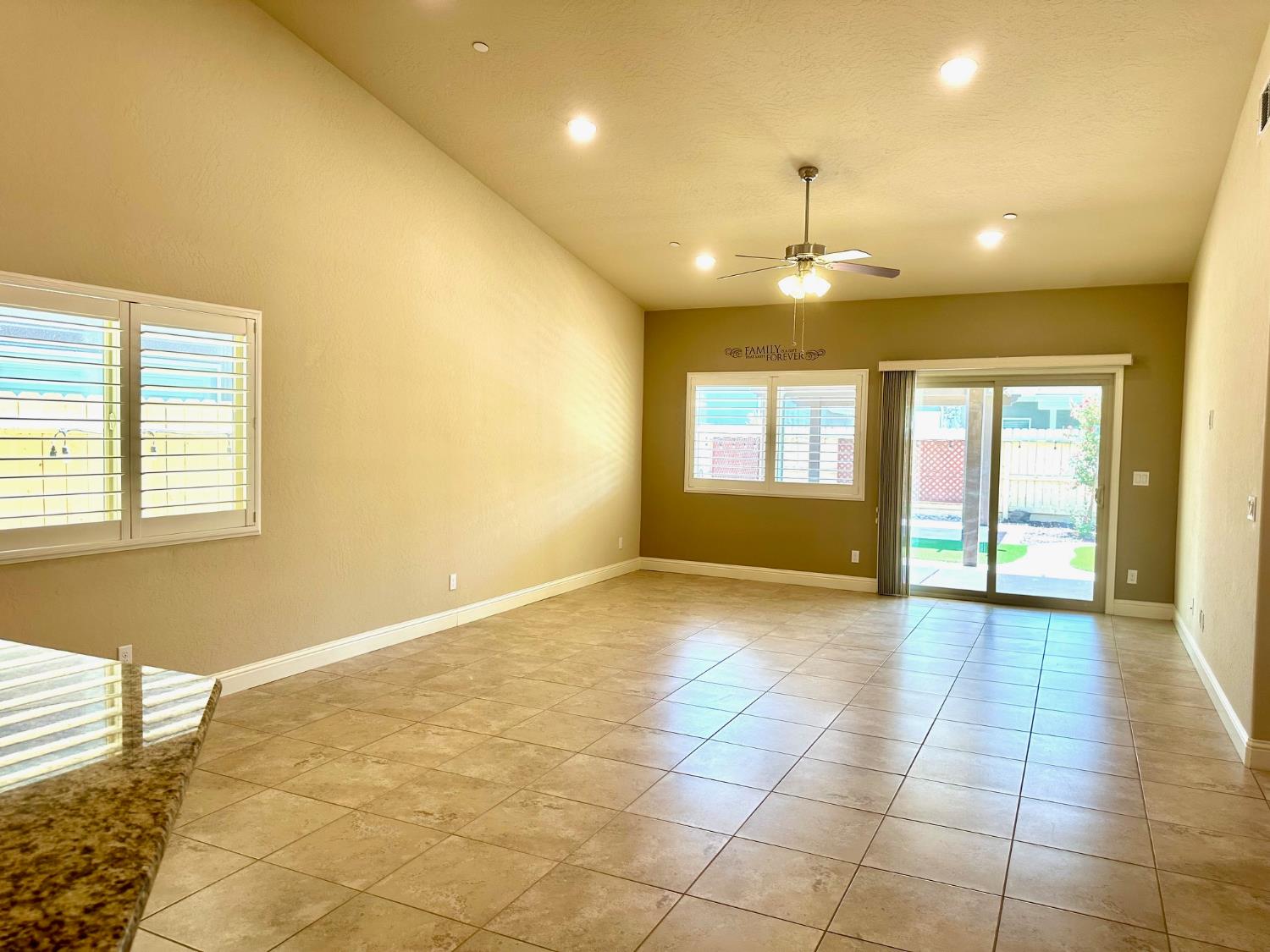 2085 W Bryman St, Hanford, CA 93230