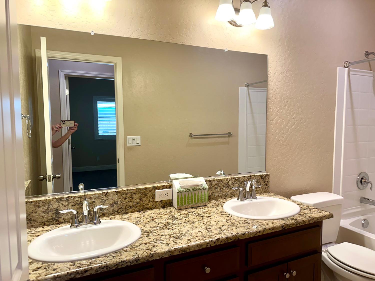 2085 W Bryman St, Hanford, CA 93230