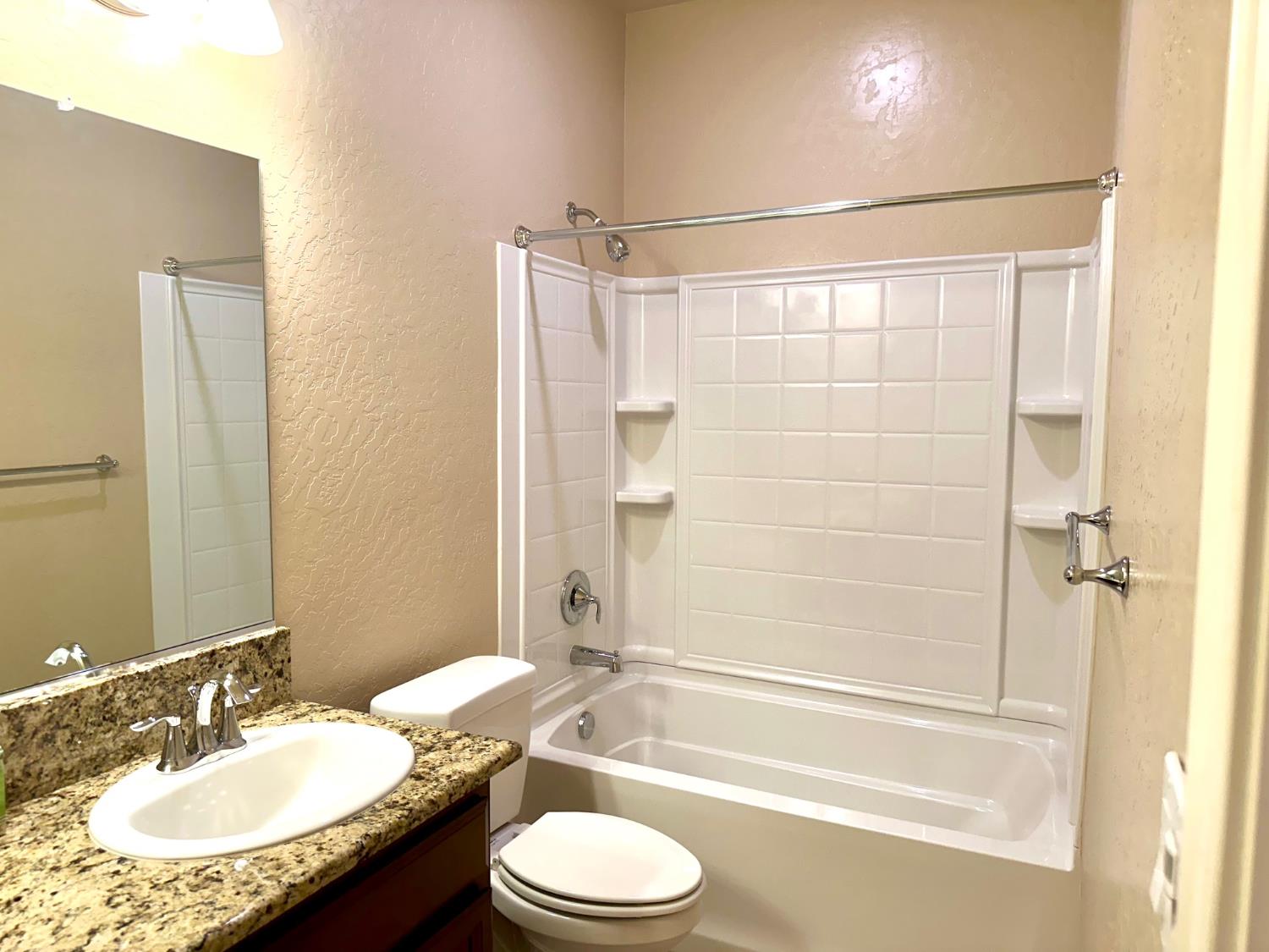 2085 W Bryman St, Hanford, CA 93230