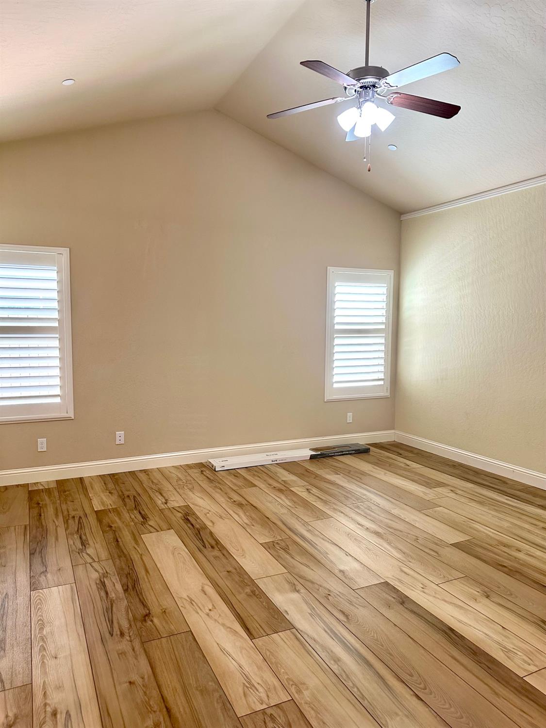2085 W Bryman St, Hanford, CA 93230