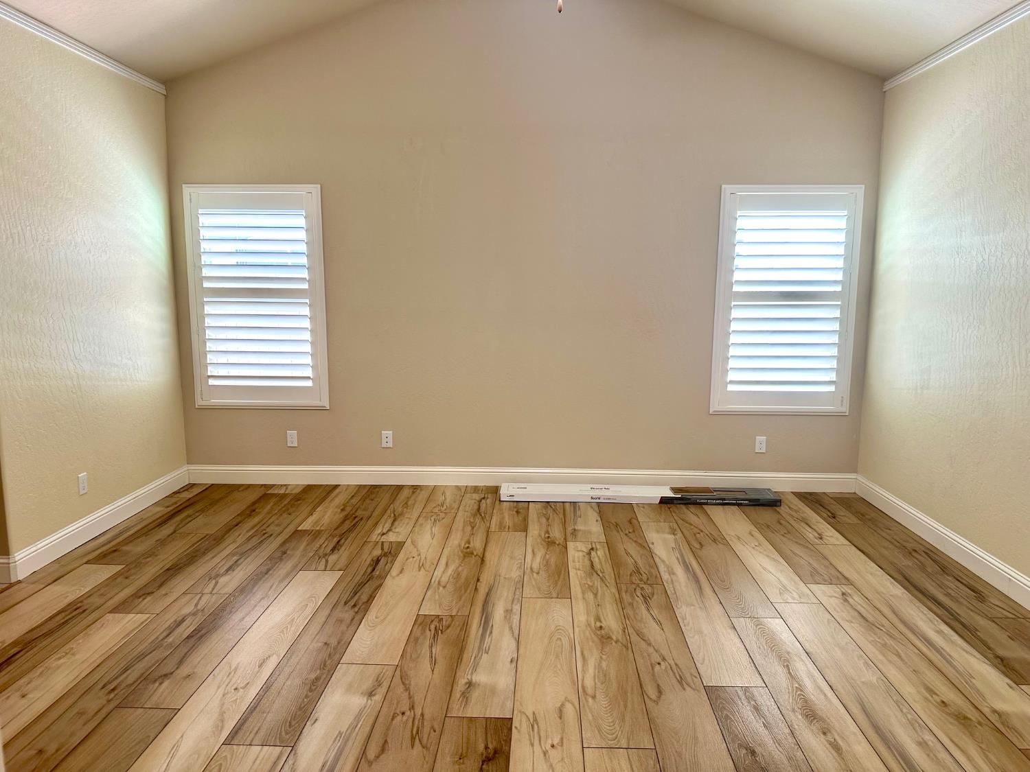 2085 W Bryman St, Hanford, CA 93230