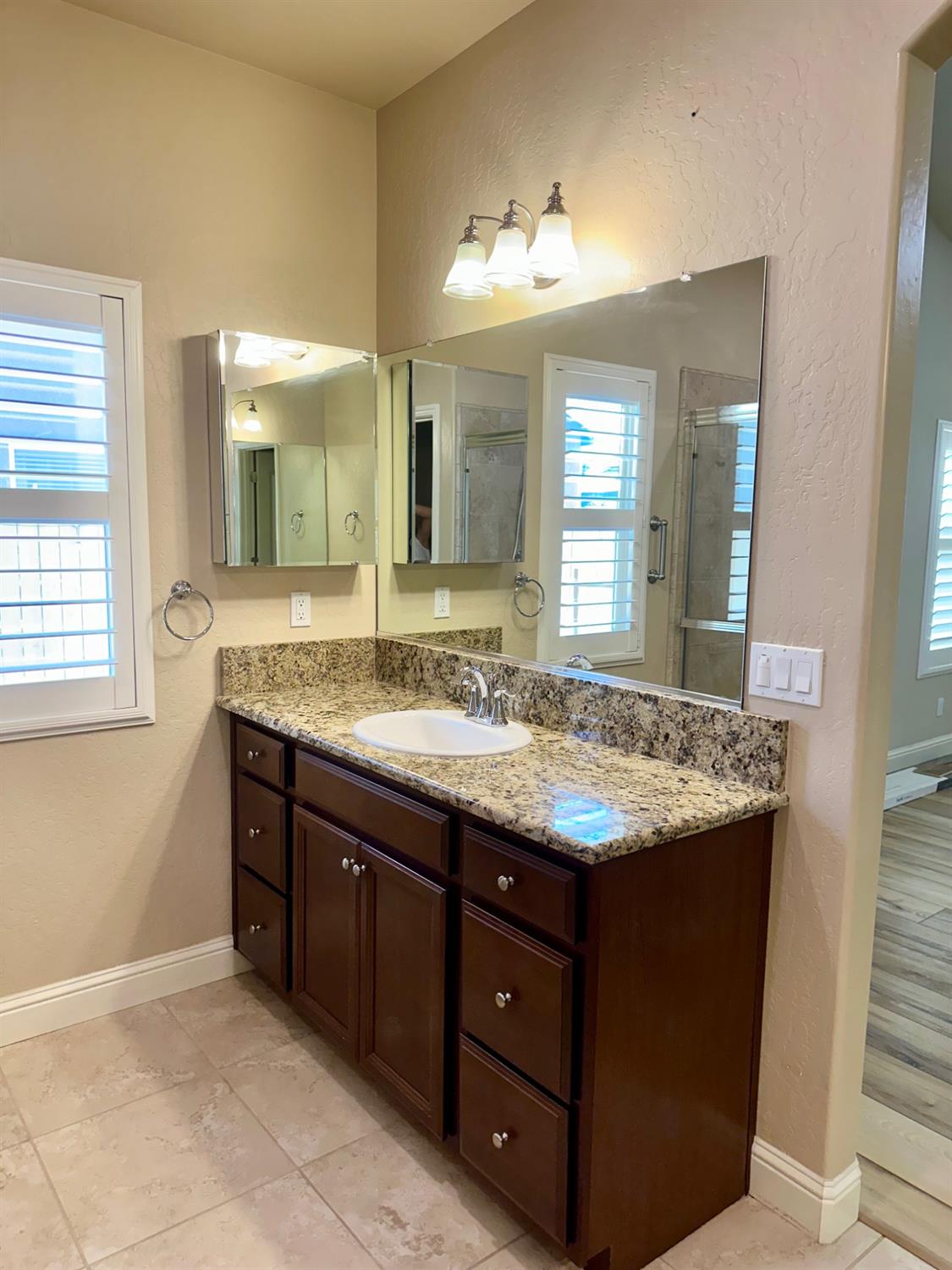 2085 W Bryman St, Hanford, CA 93230
