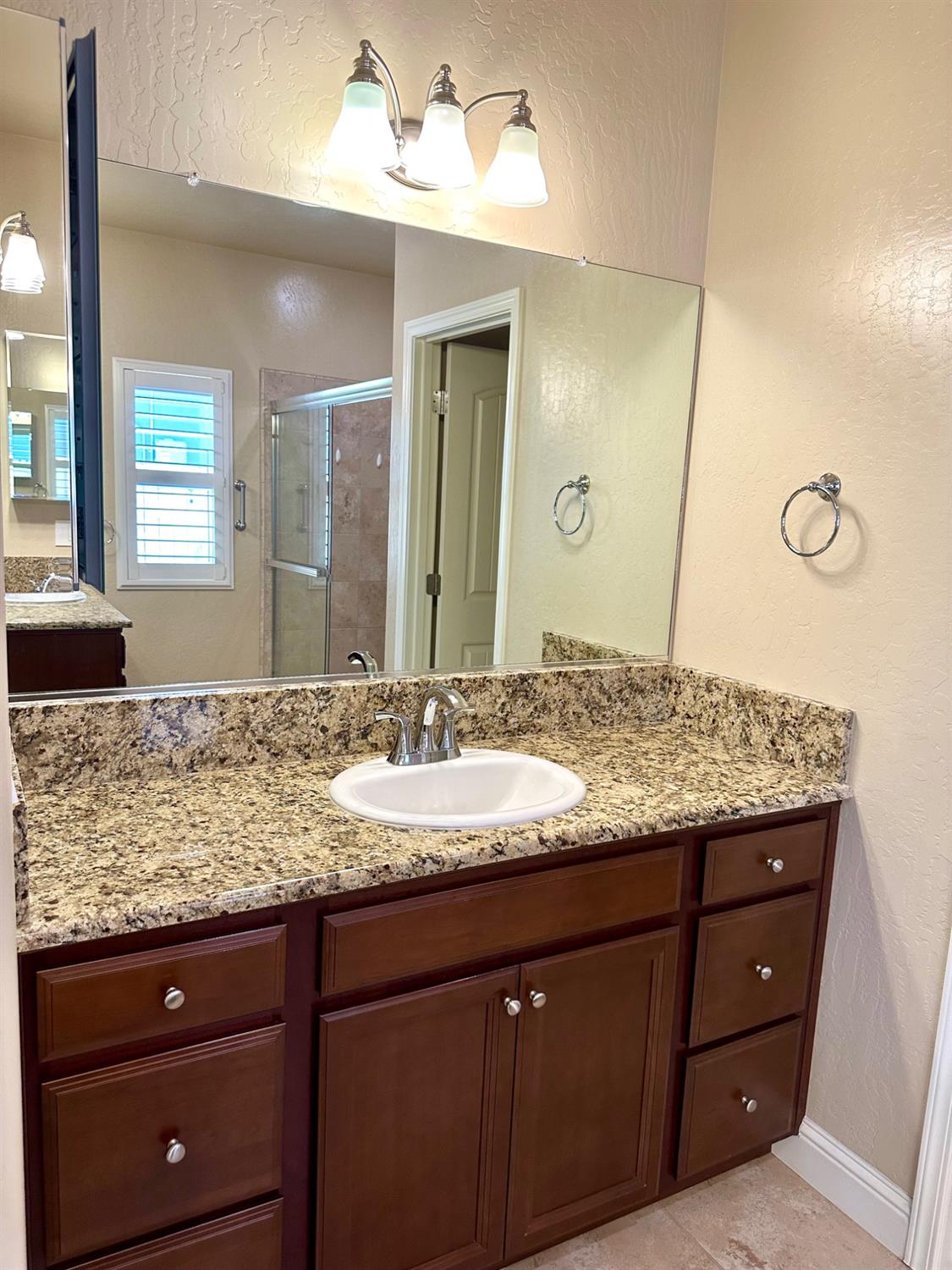 2085 W Bryman St, Hanford, CA 93230