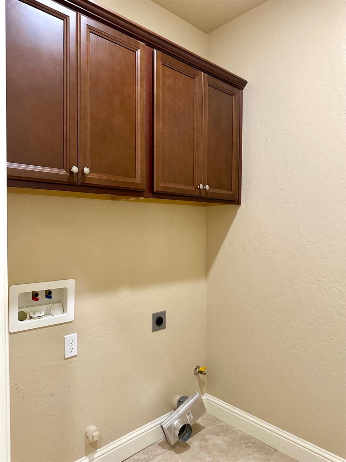 2085 W Bryman St, Hanford, CA 93230