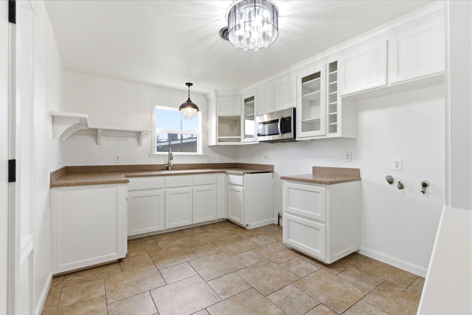 2111 Carter Way, Hanford, CA 93230