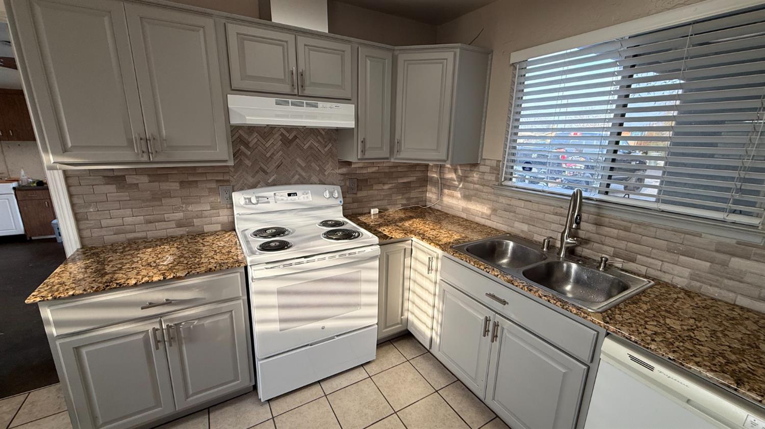 1415 Hayden Ave, Hanford, CA 93230