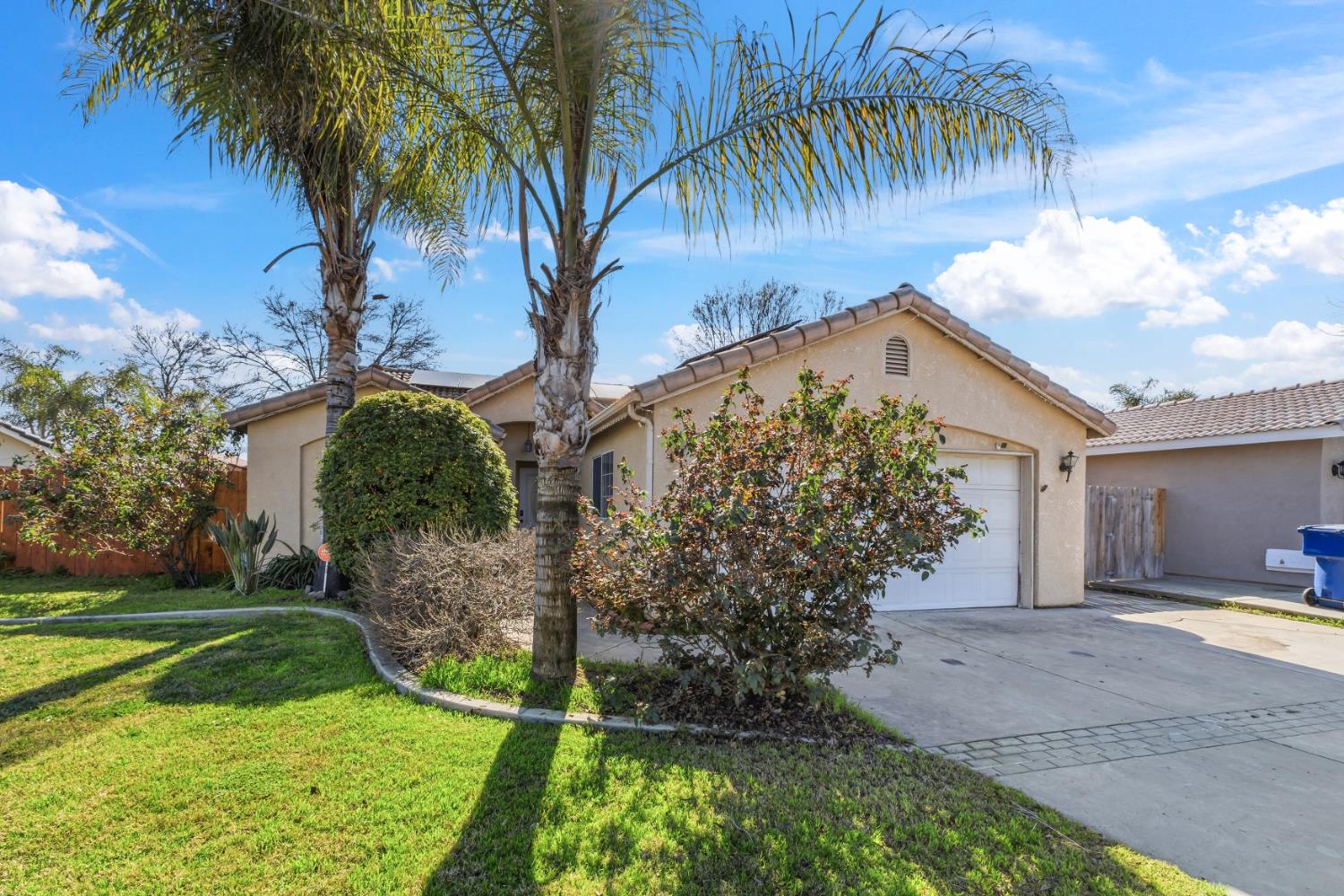 921 Don Medico Dr, Hanford, CA 93230