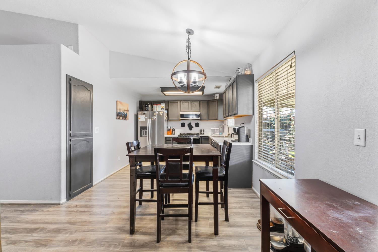 921 Don Medico Dr, Hanford, CA 93230