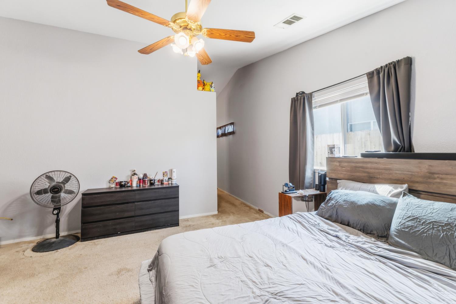 921 Don Medico Dr, Hanford, CA 93230