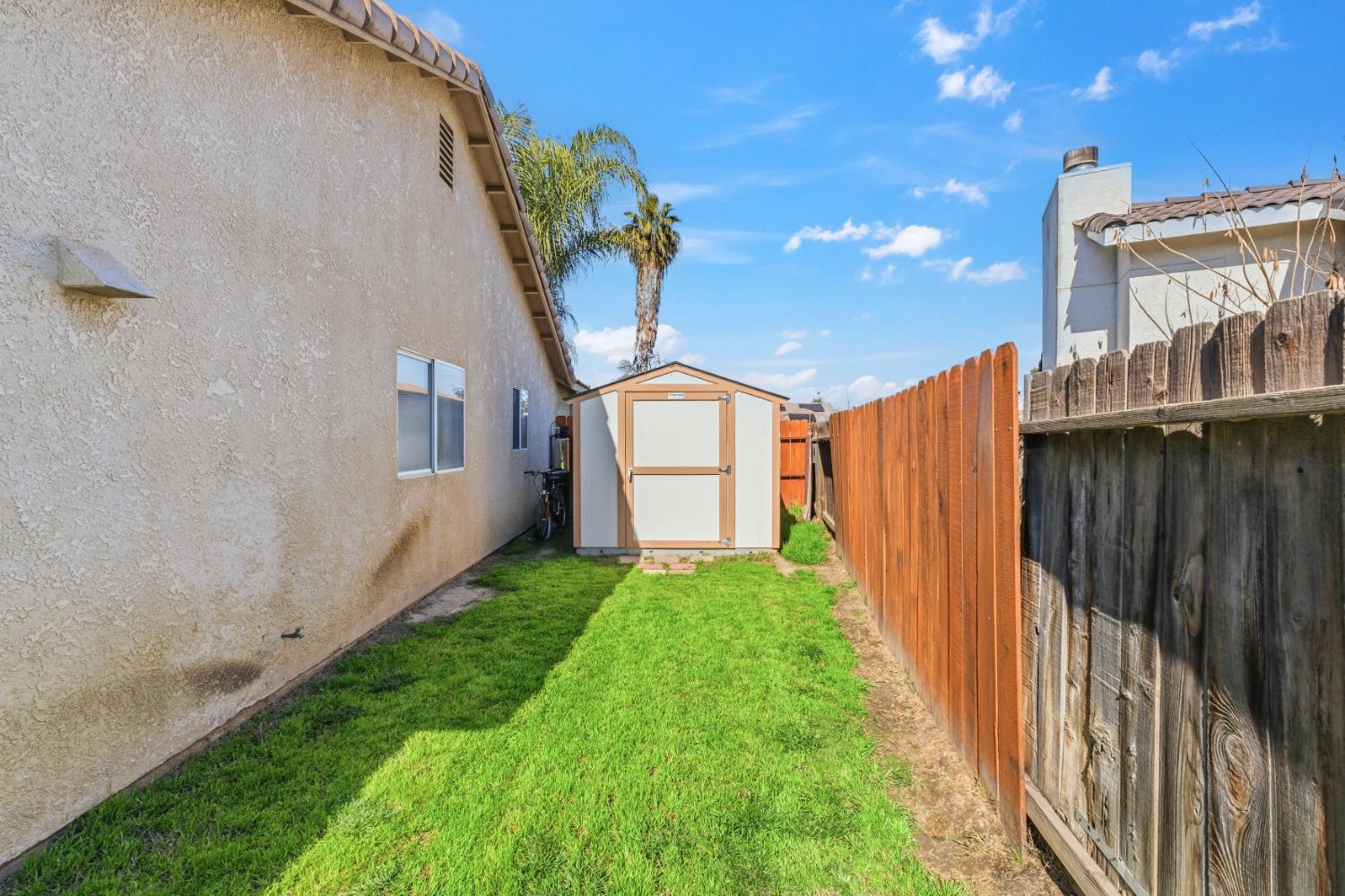 921 Don Medico Dr, Hanford, CA 93230