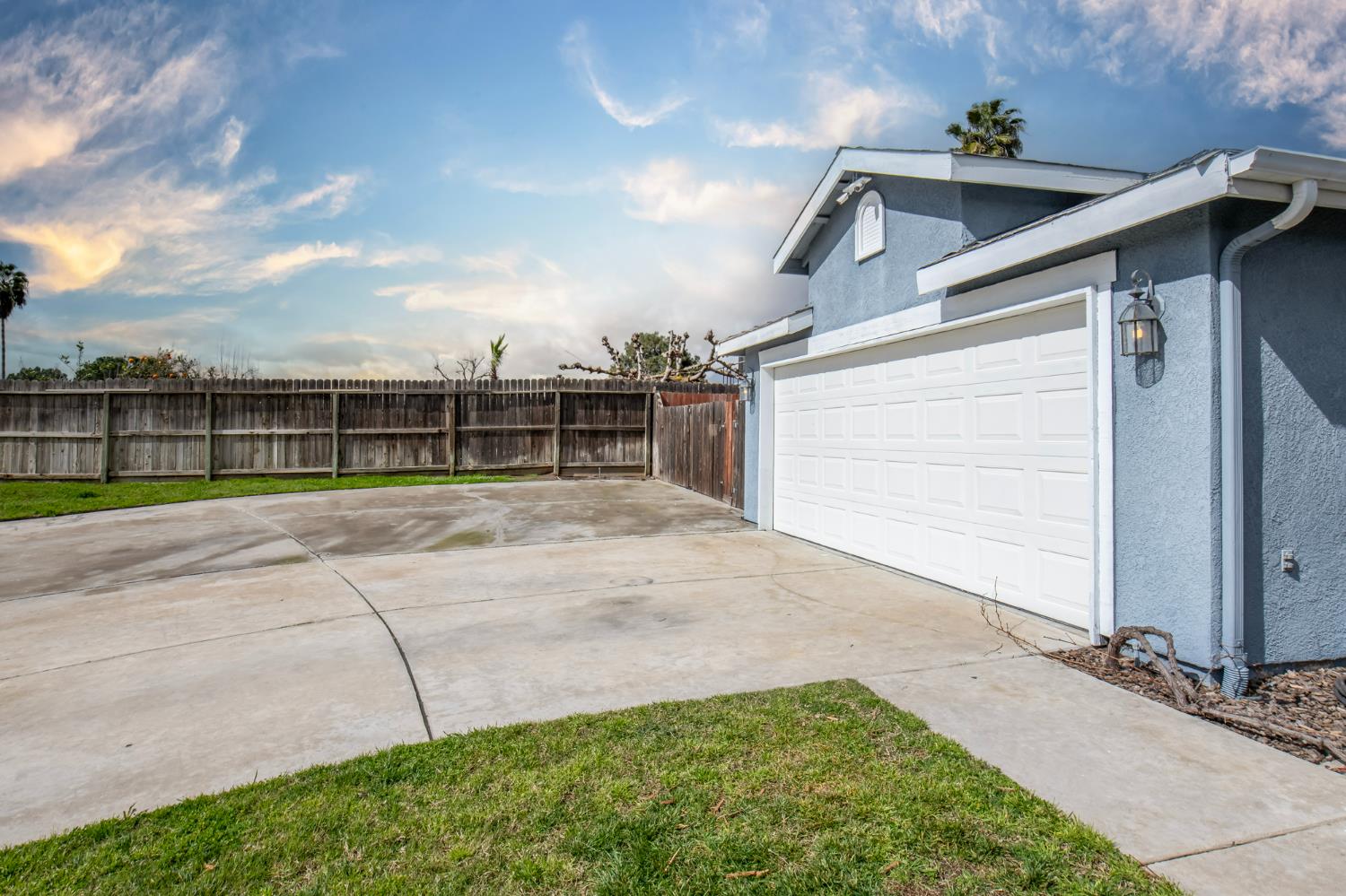 1326 Elm Ct, Hanford, CA 93230