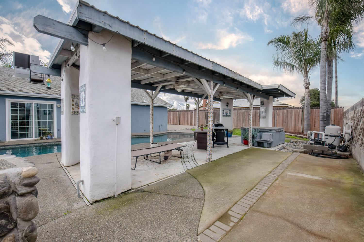 1326 Elm Ct, Hanford, CA 93230