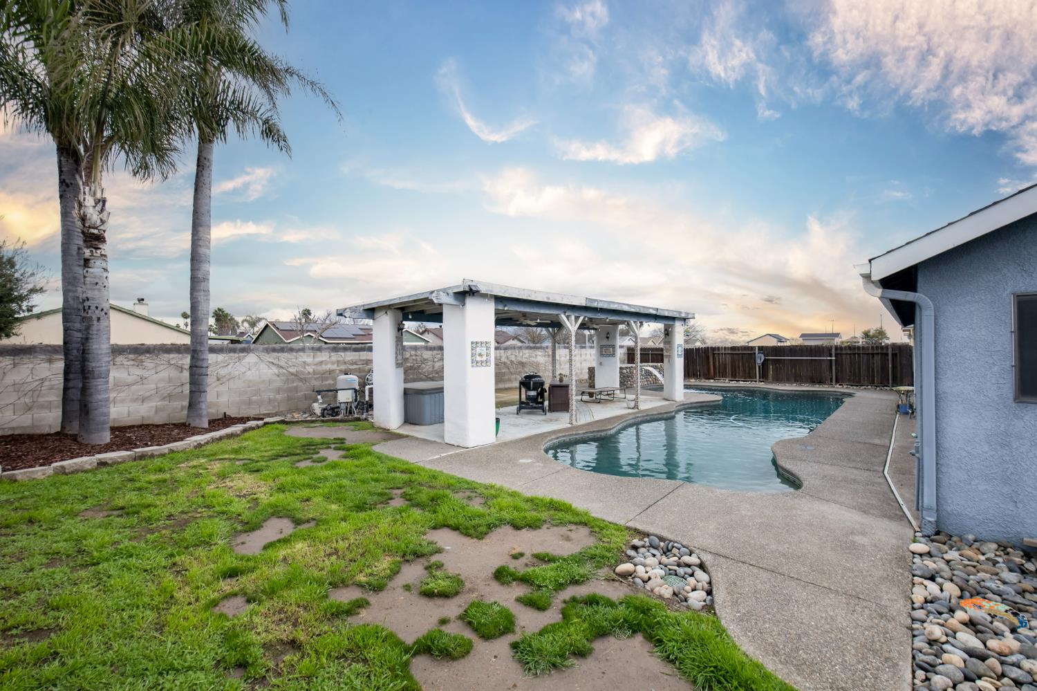 1326 Elm Ct, Hanford, CA 93230