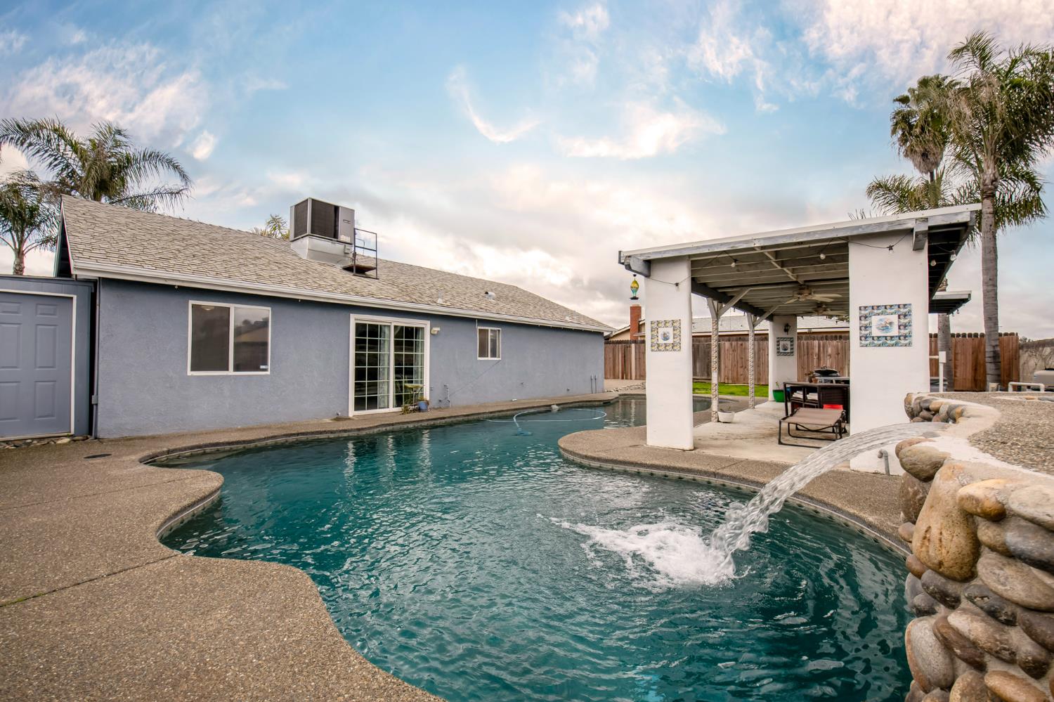 1326 Elm Ct, Hanford, CA 93230