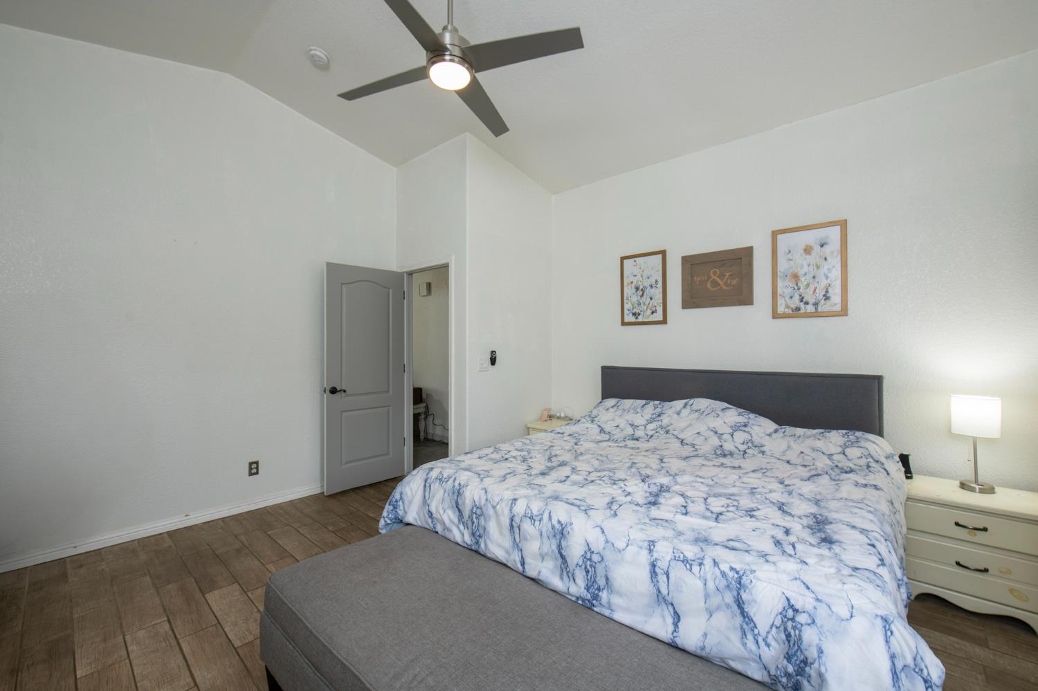 1326 Elm Ct, Hanford, CA 93230