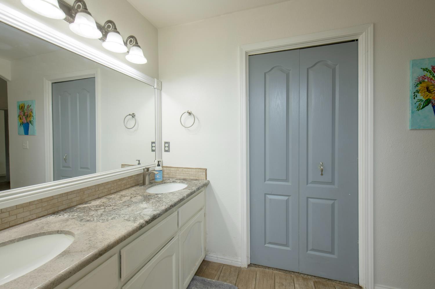 1326 Elm Ct, Hanford, CA 93230