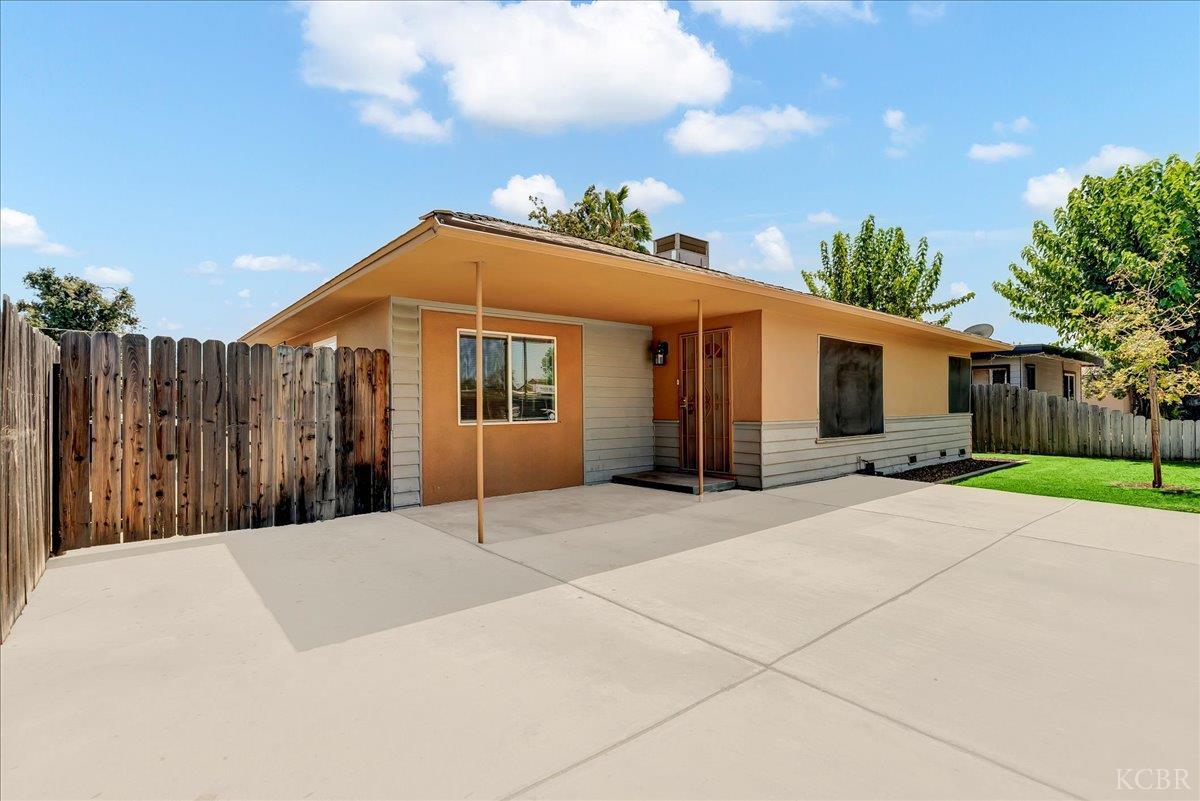 1807 N 11th Ave, Hanford, CA 93230