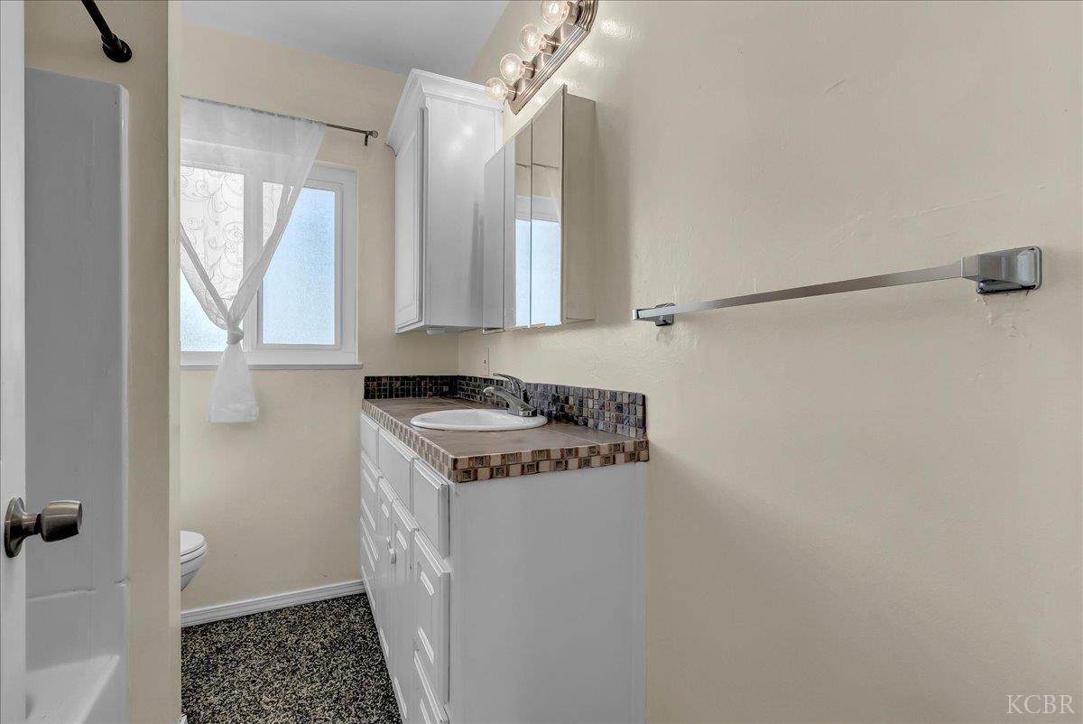 1807 N 11th Ave, Hanford, CA 93230