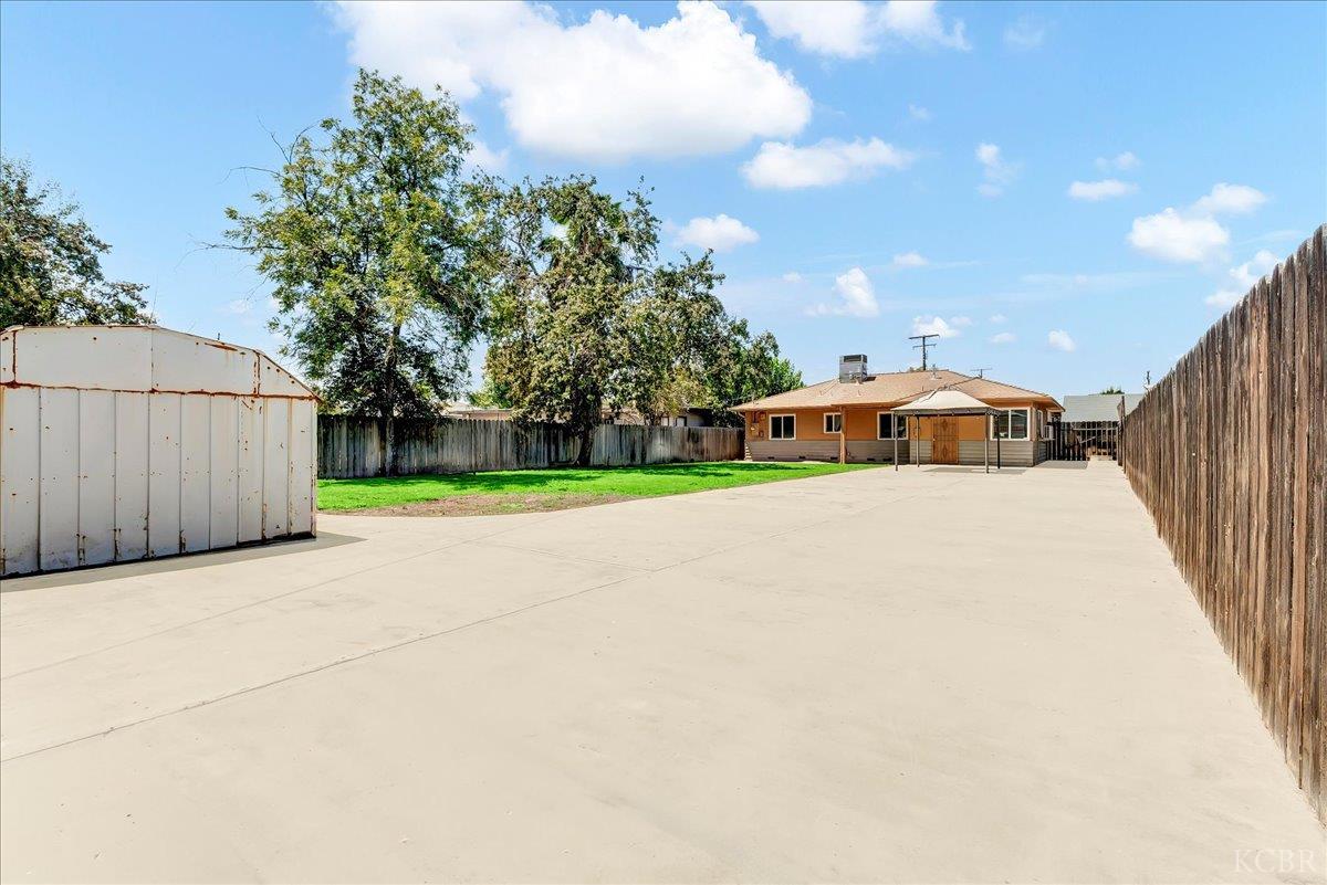 1807 N 11th Ave, Hanford, CA 93230