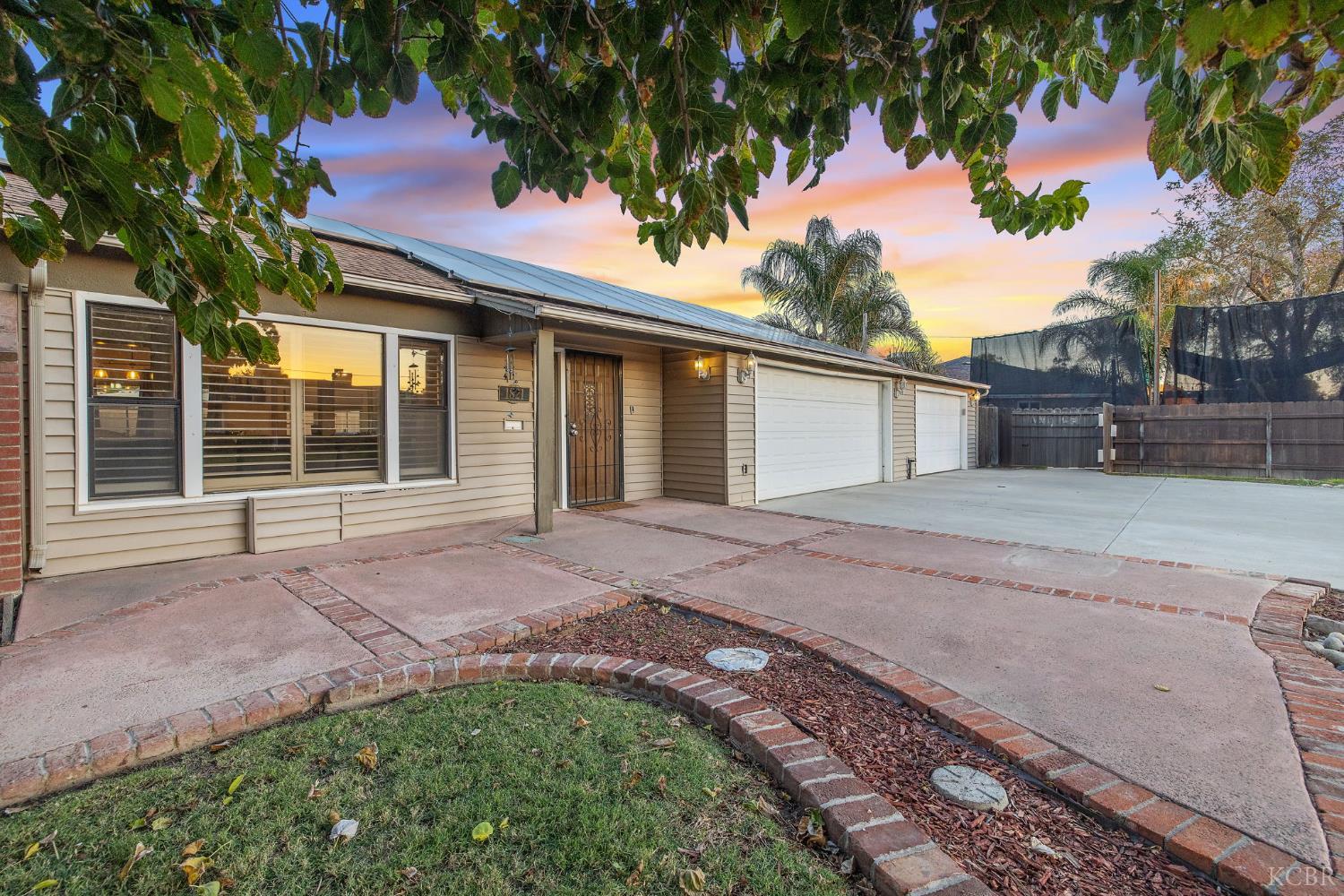 1821 Mulberry Dr, Hanford, CA 93230