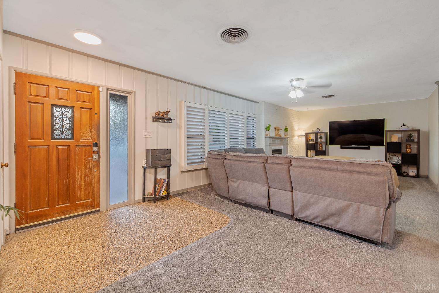 1821 Mulberry Dr, Hanford, CA 93230