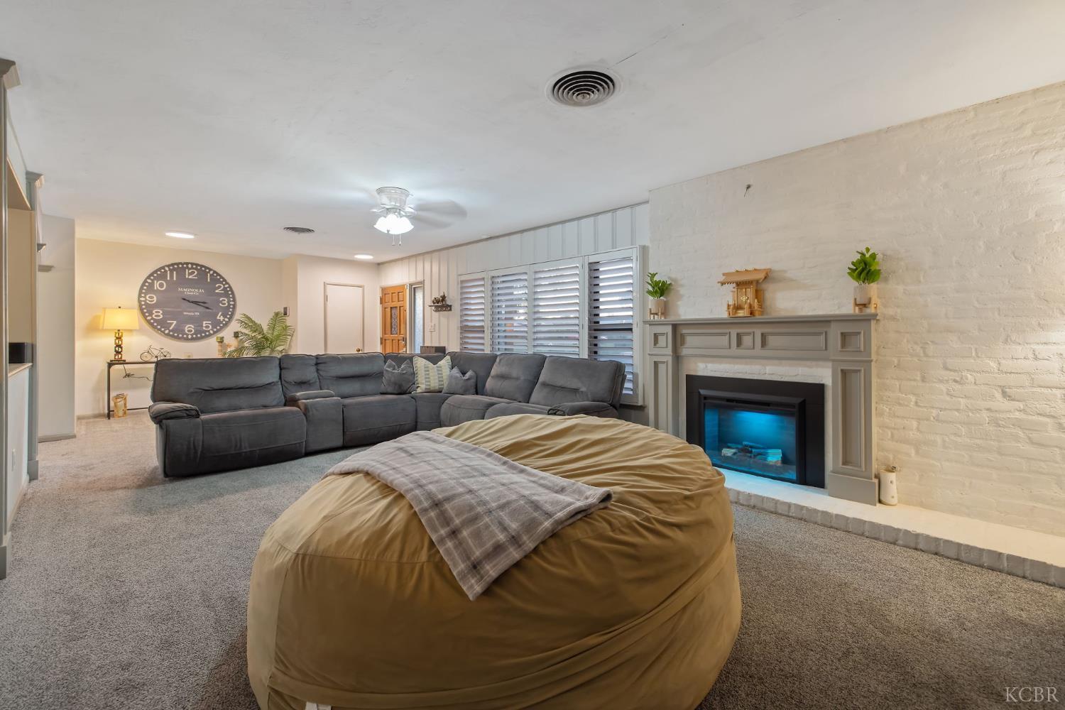 1821 Mulberry Dr, Hanford, CA 93230