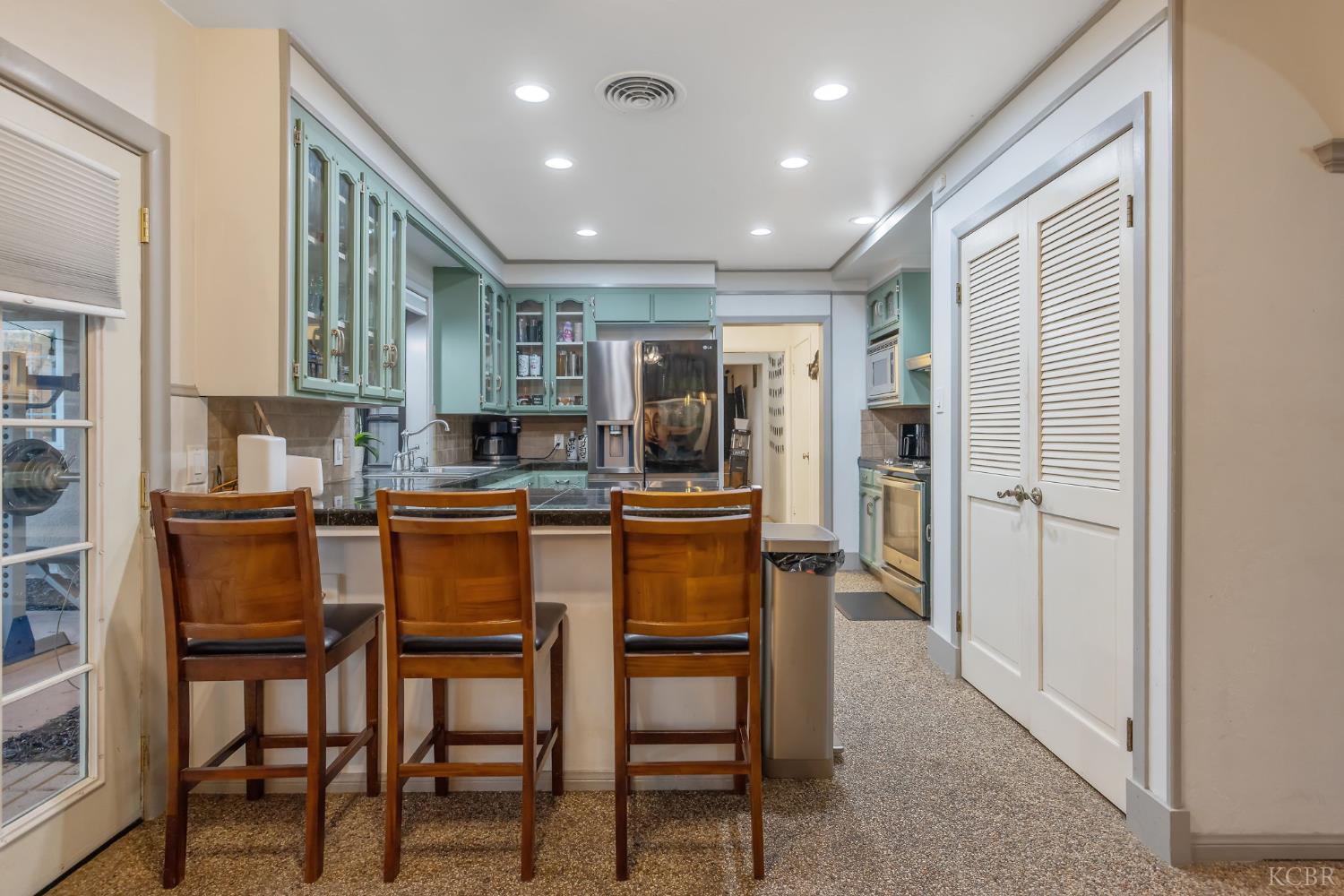 1821 Mulberry Dr, Hanford, CA 93230