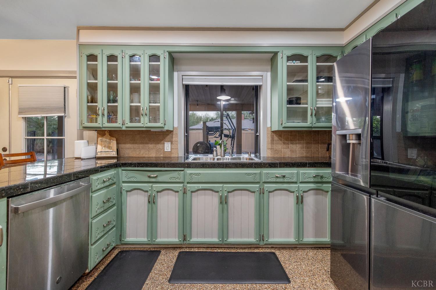 1821 Mulberry Dr, Hanford, CA 93230