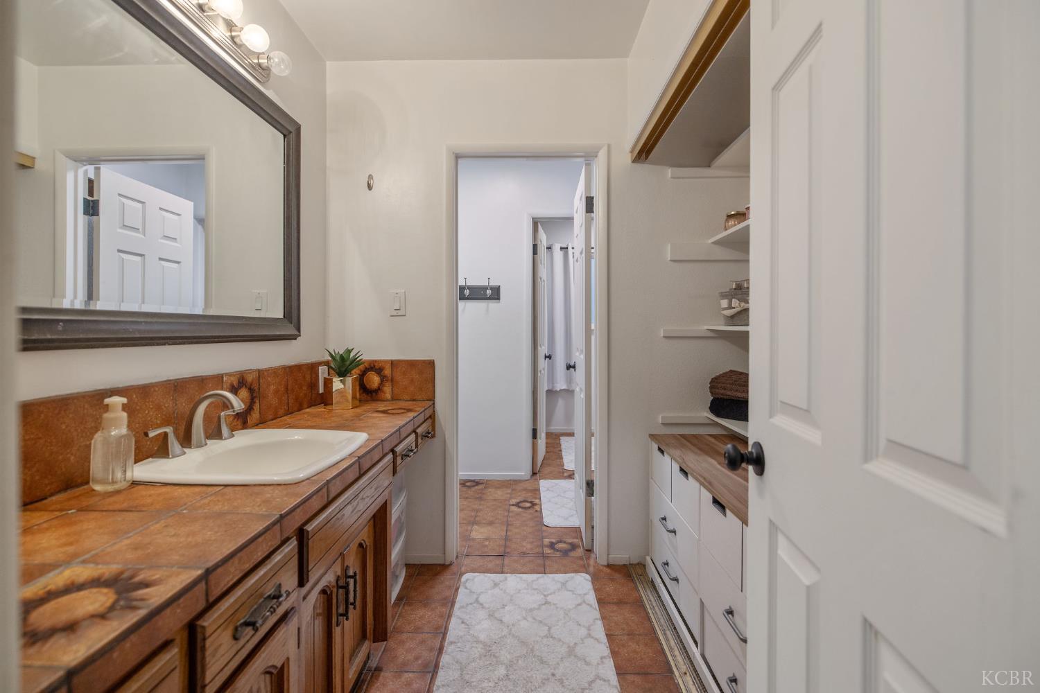 1821 Mulberry Dr, Hanford, CA 93230