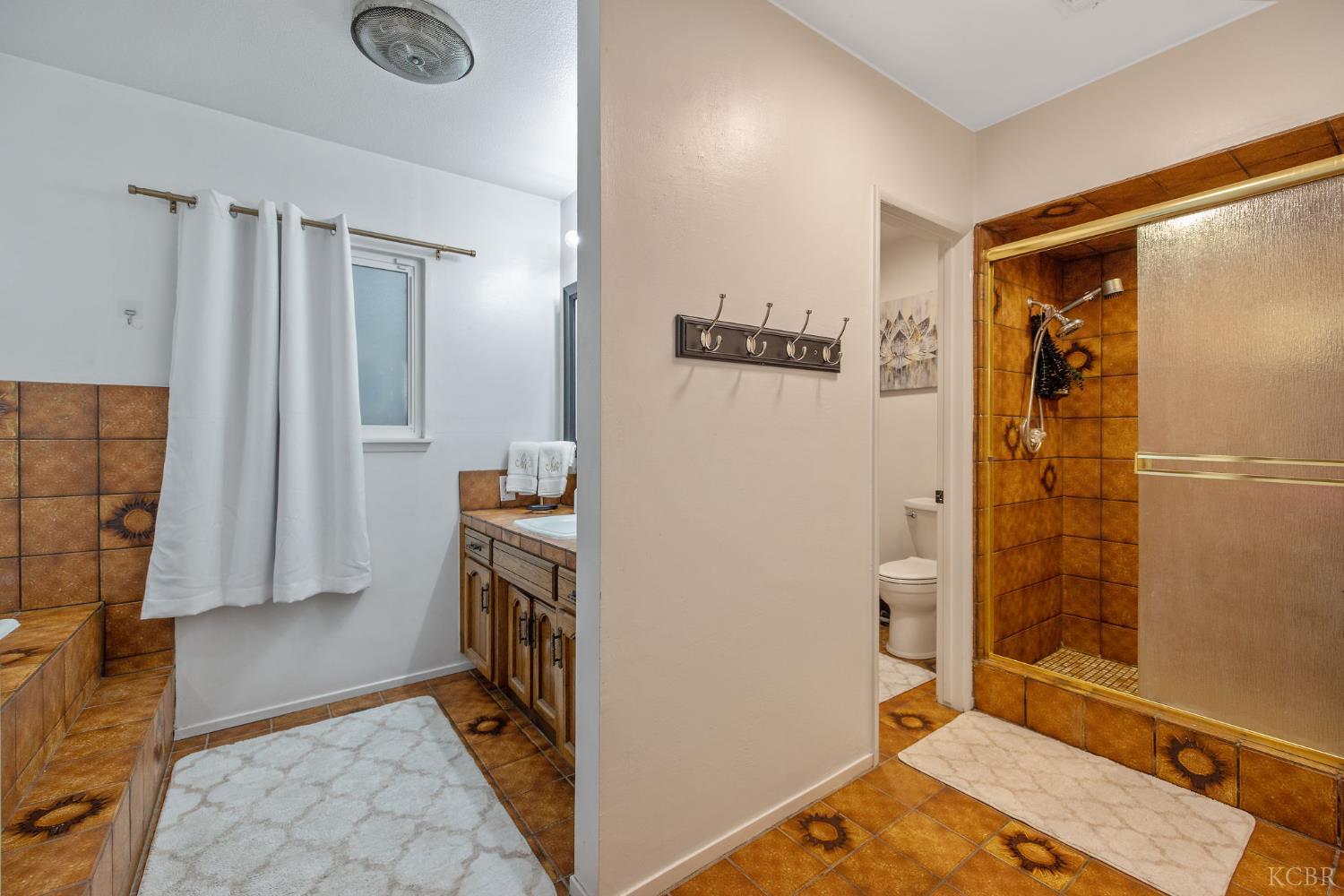 1821 Mulberry Dr, Hanford, CA 93230