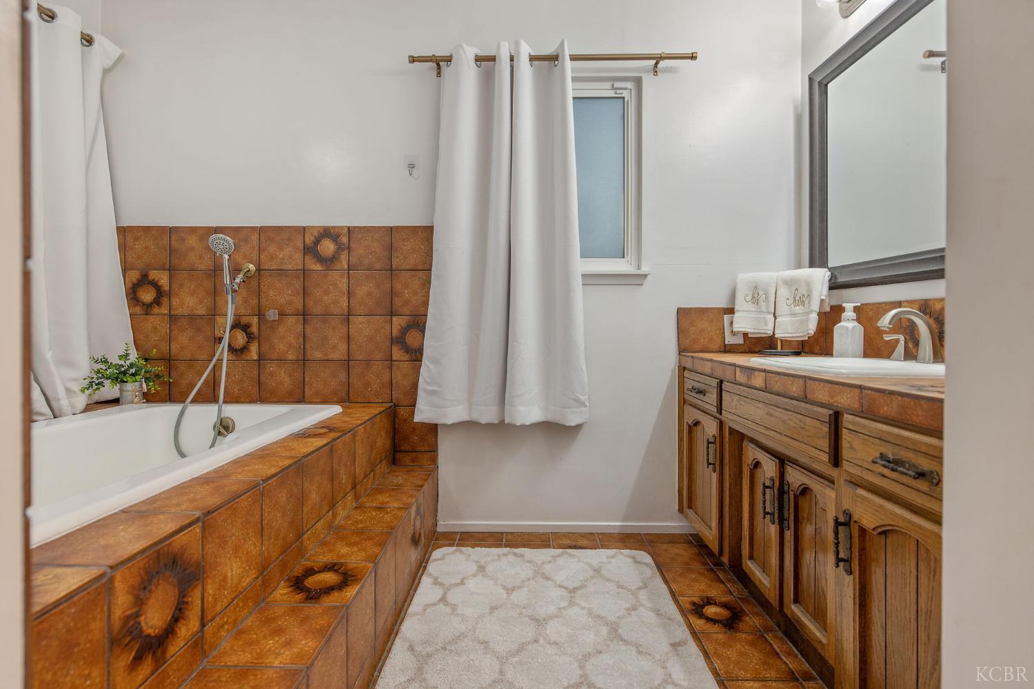 1821 Mulberry Dr, Hanford, CA 93230