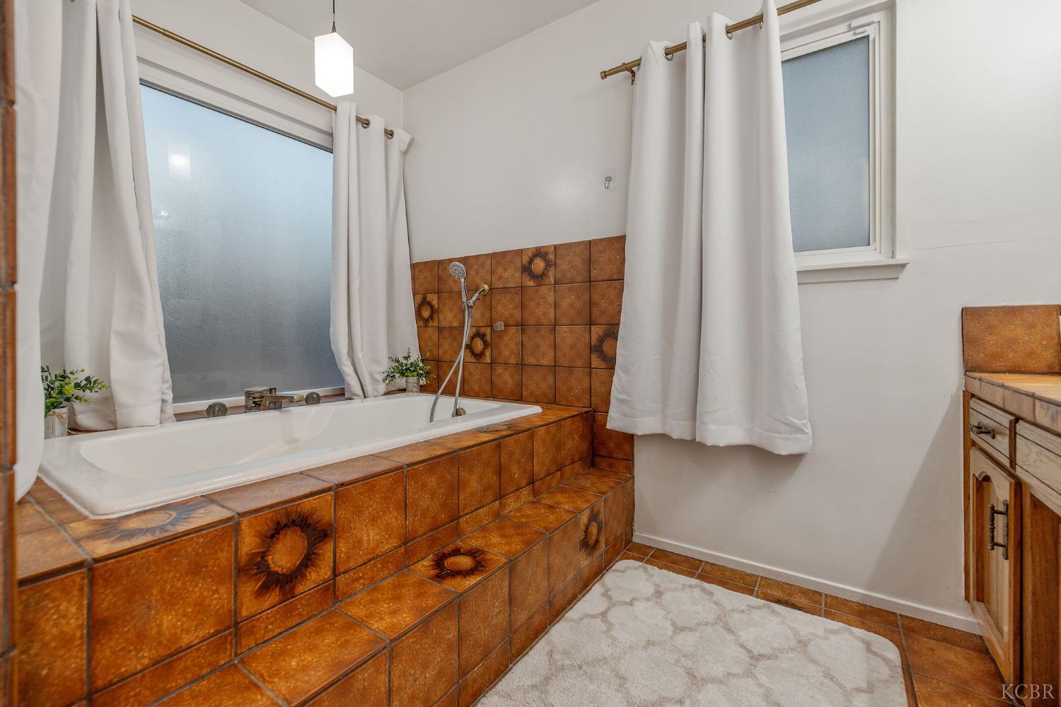 1821 Mulberry Dr, Hanford, CA 93230