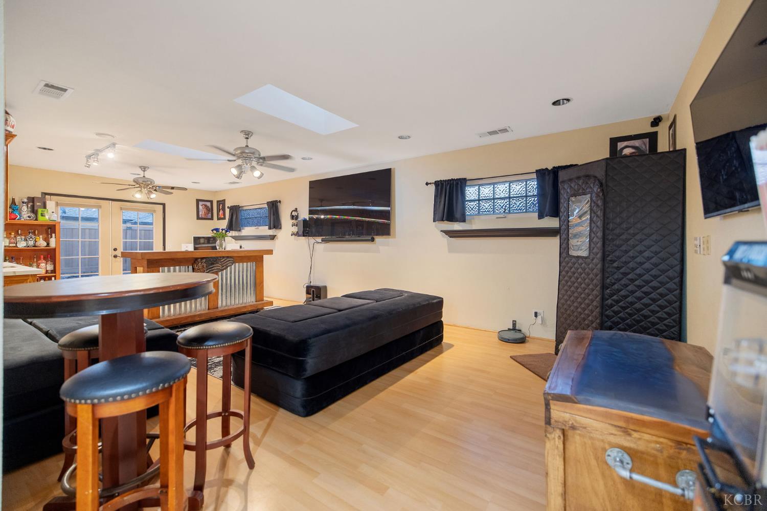 1821 Mulberry Dr, Hanford, CA 93230