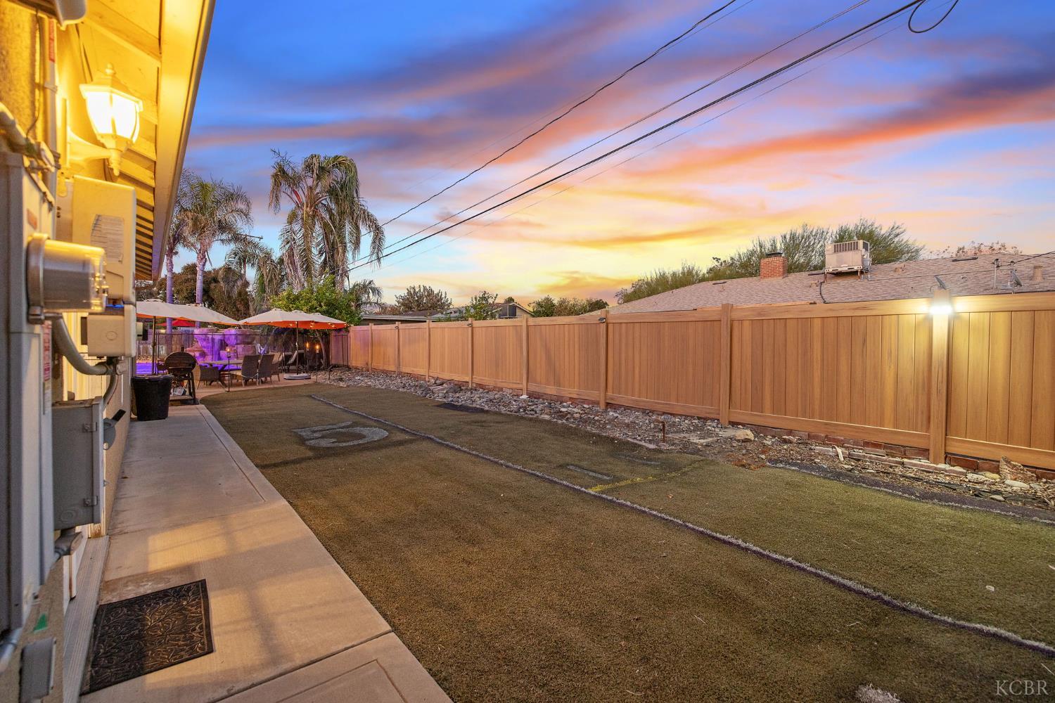 1821 Mulberry Dr, Hanford, CA 93230