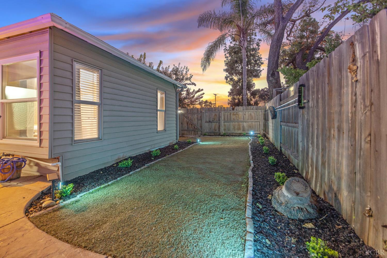 1821 Mulberry Dr, Hanford, CA 93230