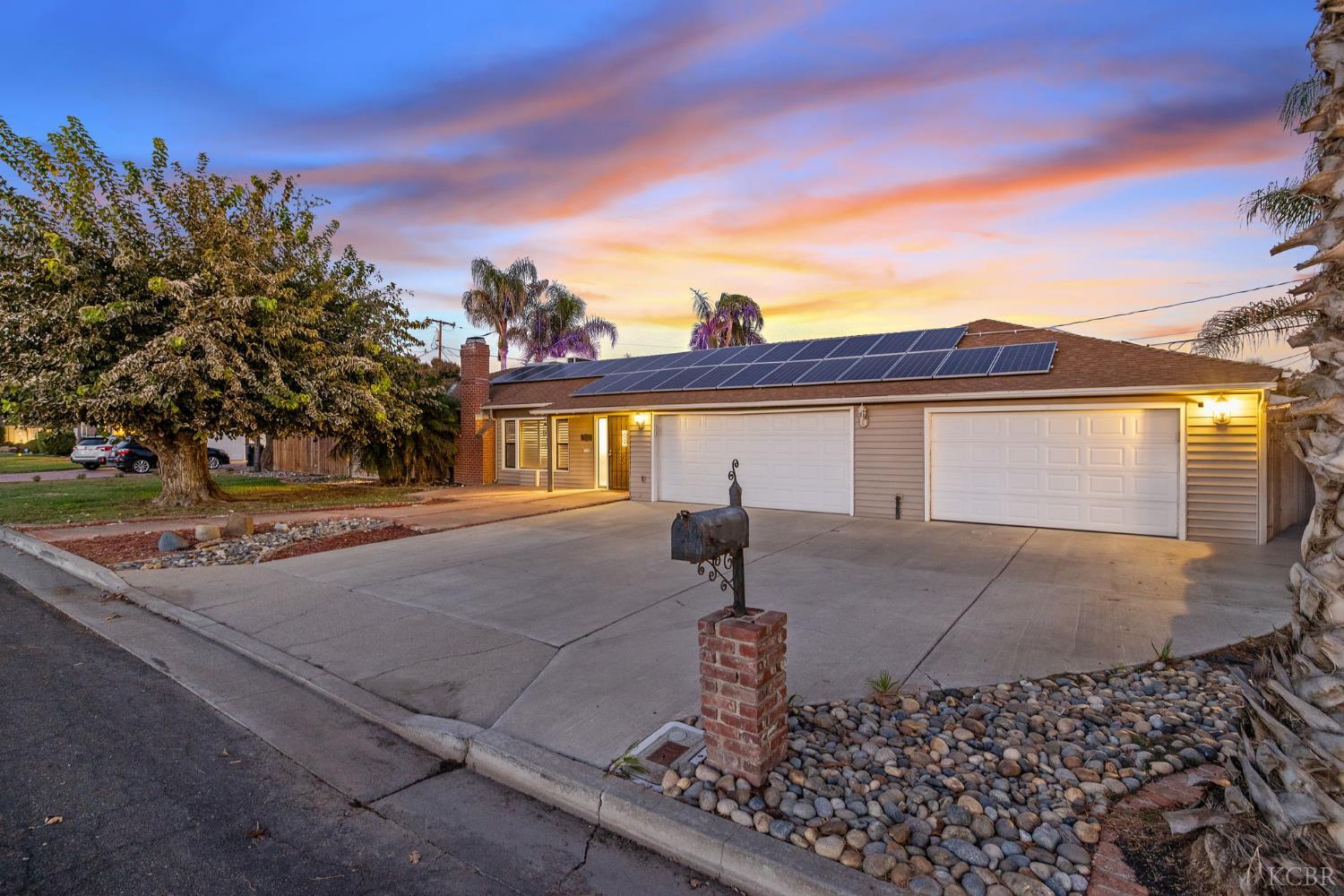 1821 Mulberry Dr, Hanford, CA 93230