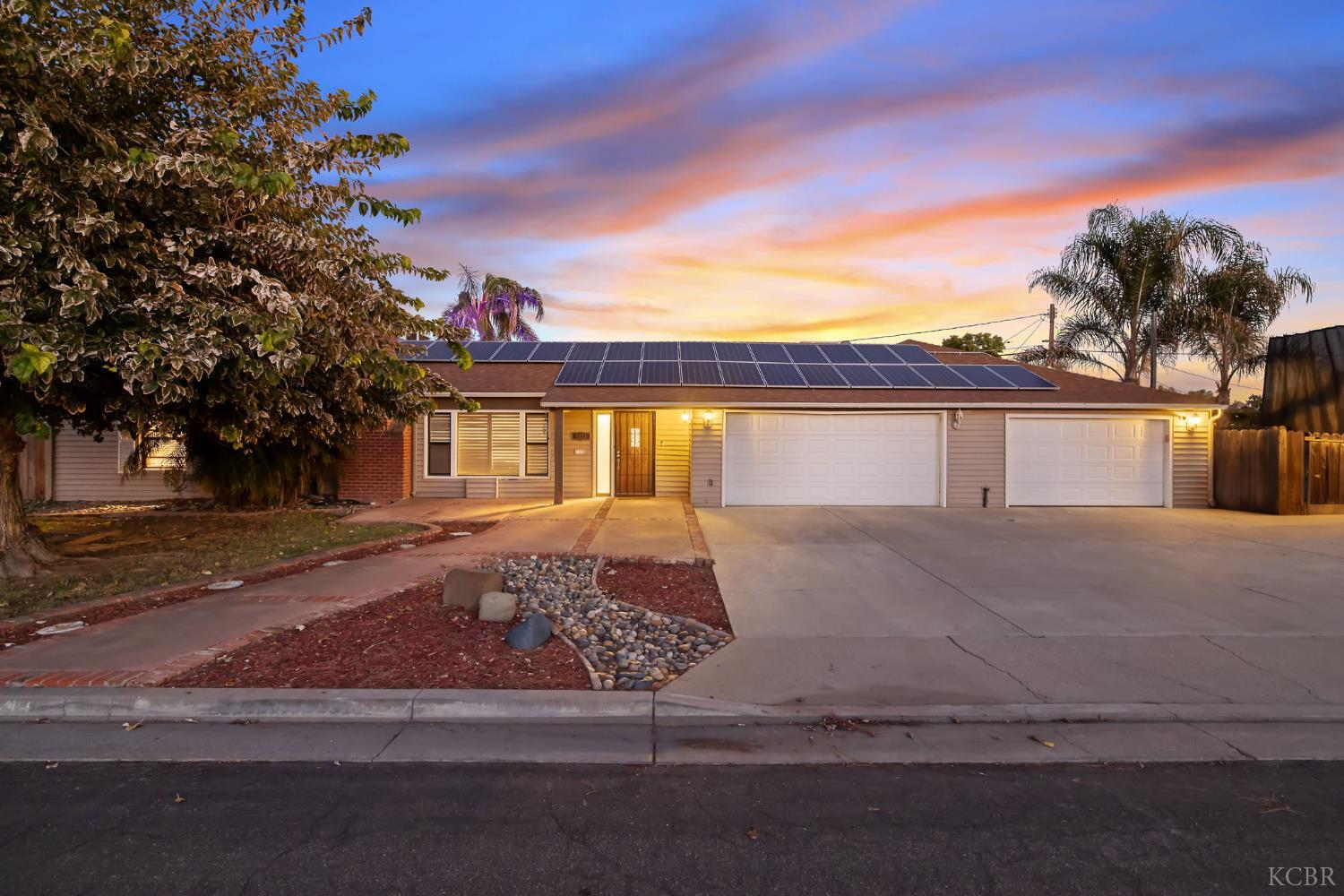 1821 Mulberry Dr, Hanford, CA 93230